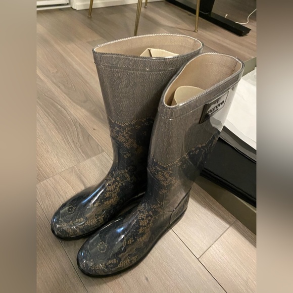 Brand new Authentic Valentino Grey Lace Print Rubber Rain Boots Size EU38 - Picture 3 of 5